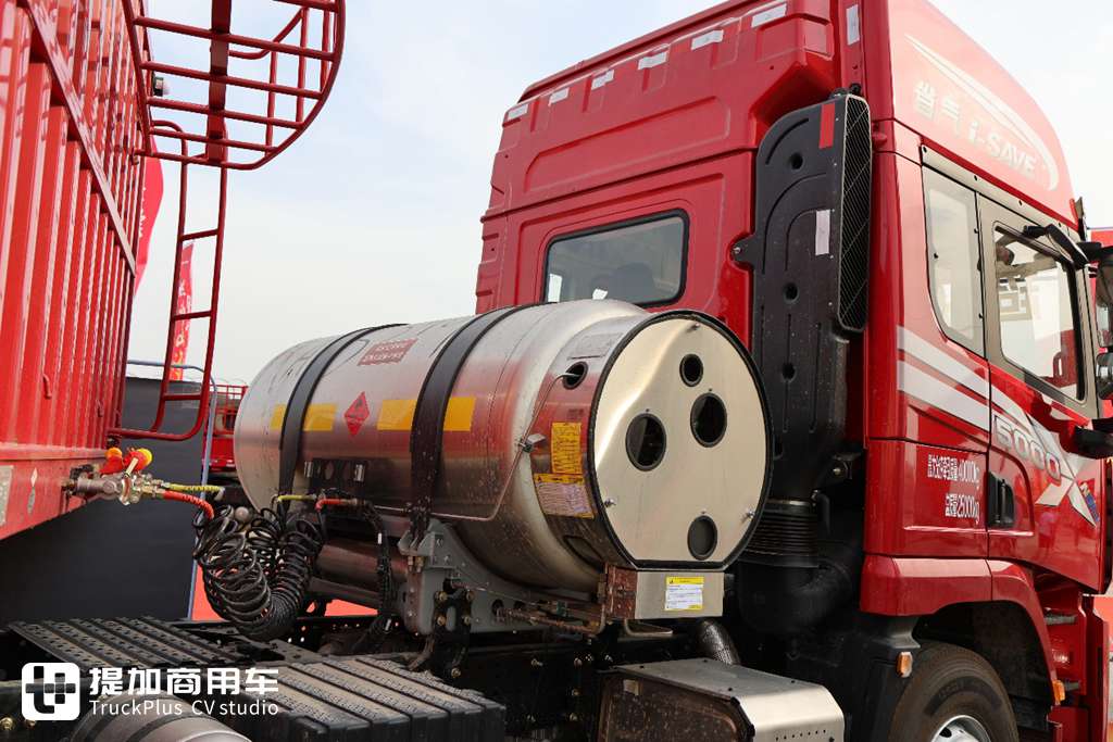 Built for coal transportation, Shaanxi Automobile Delong X5000 + CIMC 13m cage fence semi-trailer, have you ever seen such a tractor-trailer integrated tractor?