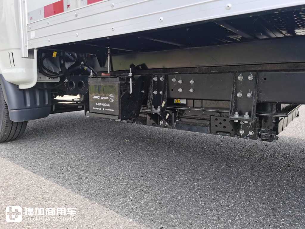 What is a high-end luxury cabover truck? What kind of configuration should it have? A real shot of JAC Kaida U7 electric cabover truck tells you