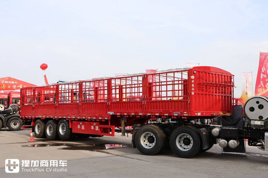 Built for coal transportation, Shaanxi Automobile Delong X5000 + CIMC 13m cage fence semi-trailer, have you ever seen such a tractor-trailer integrated tractor?