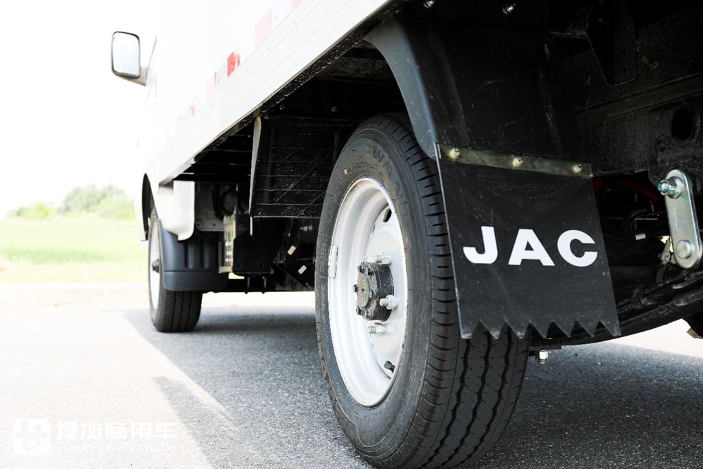 What is a high-end luxury cabover truck? What kind of configuration should it have? A real shot of JAC Kaida U7 electric cabover truck tells you