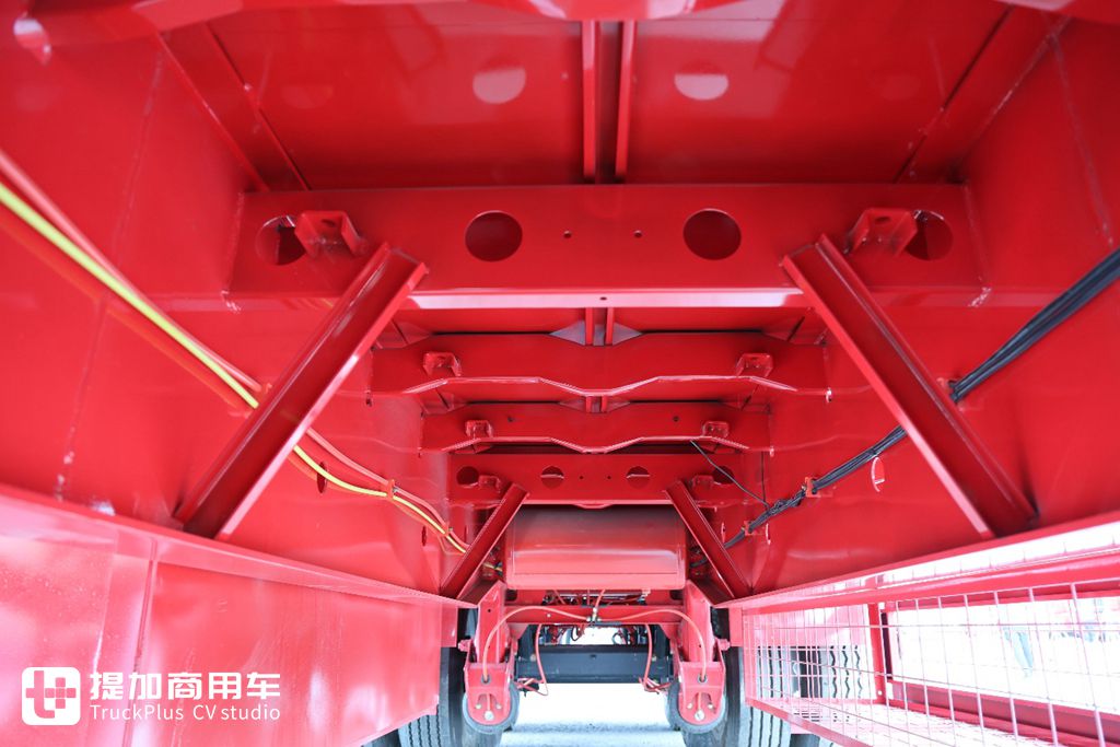 Built for coal transportation, Shaanxi Automobile Delong X5000 + CIMC 13m cage fence semi-trailer, have you ever seen such a tractor-trailer integrated tractor?