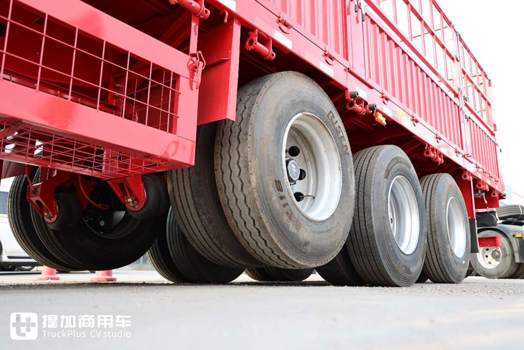 Built for coal transportation, Shaanxi Automobile Delong X5000 + CIMC 13m cage fence semi-trailer, have you ever seen such a tractor-trailer integrated tractor?