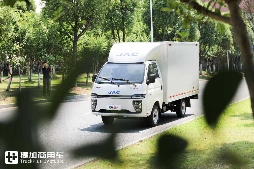 What is a high-end luxury cabover truck? What kind of configuration should it have? A real shot of JAC Kaida U7 electric cabover truck tells you