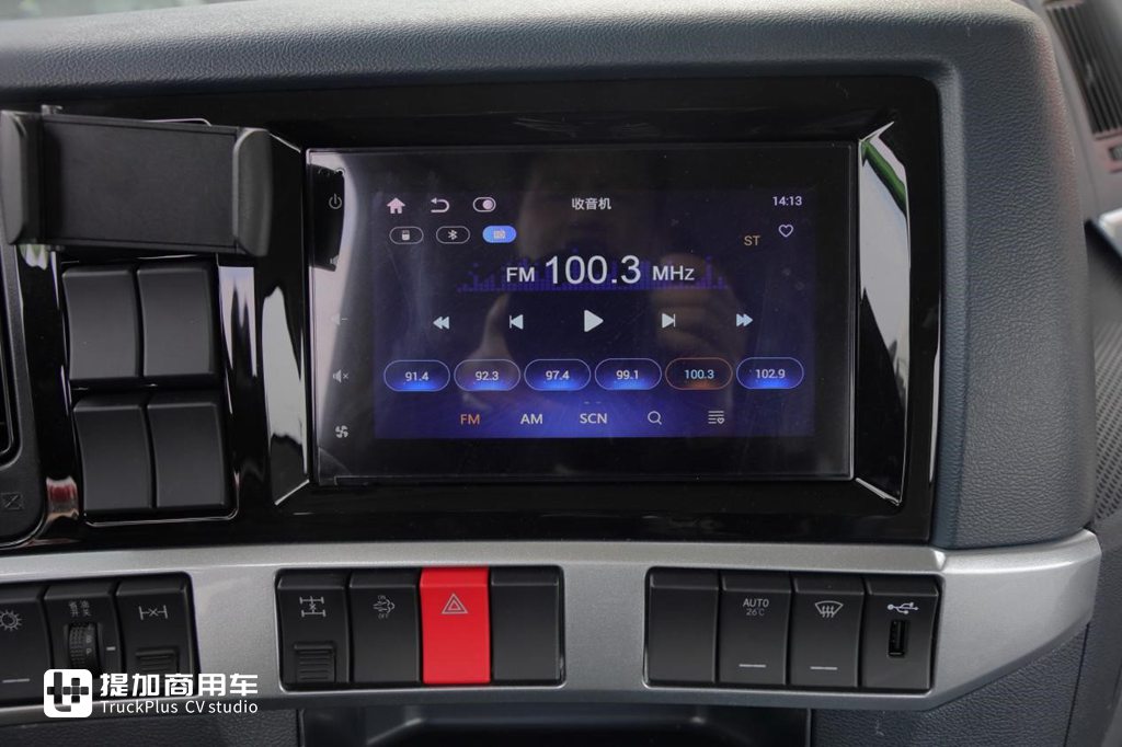 15L High-Horsepower Gas Engine and Human-Centered Cab Design: A Close Look at the Chenglong H7 High-Horsepower LNG Tractor