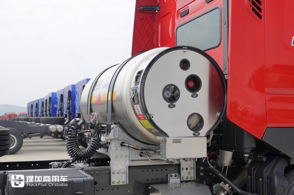 15L High-Horsepower Gas Engine and Human-Centered Cab Design: A Close Look at the Chenglong H7 High-Horsepower LNG Tractor