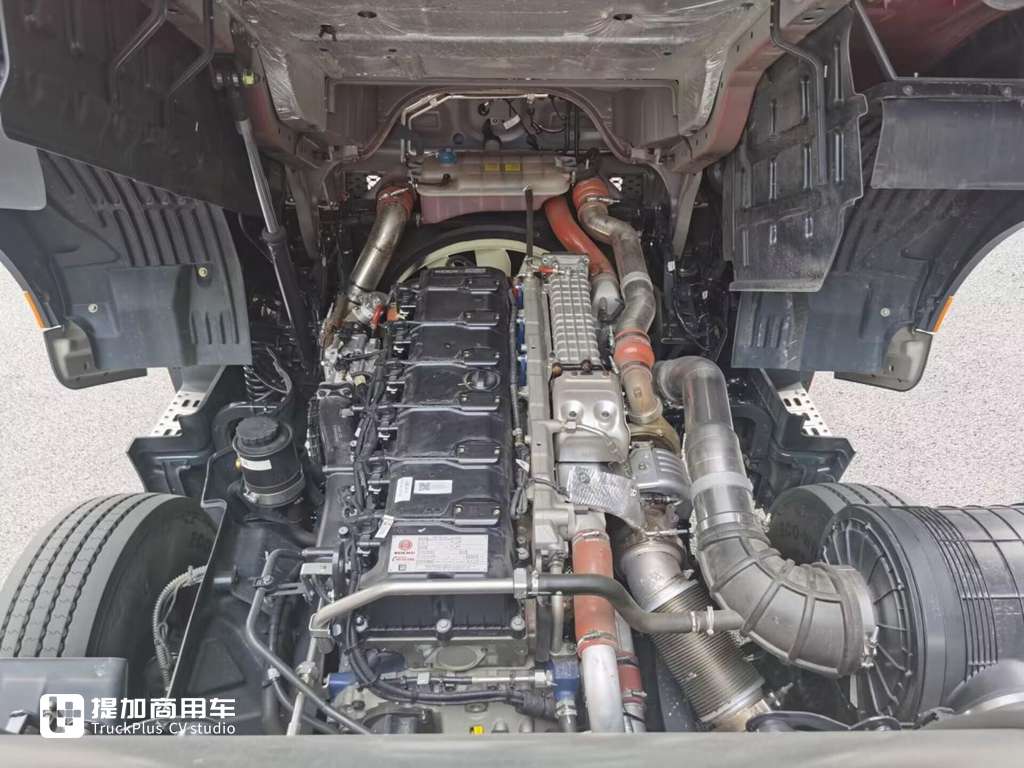 15L High-Horsepower Gas Engine and Human-Centered Cab Design: A Close Look at the Chenglong H7 High-Horsepower LNG Tractor