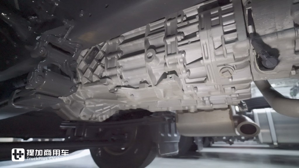 15L High-Horsepower Gas Engine and Human-Centered Cab Design: A Close Look at the Chenglong H7 High-Horsepower LNG Tractor