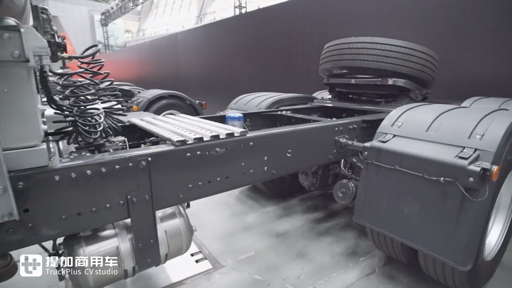 15L High-Horsepower Gas Engine and Human-Centered Cab Design: A Close Look at the Chenglong H7 High-Horsepower LNG Tractor