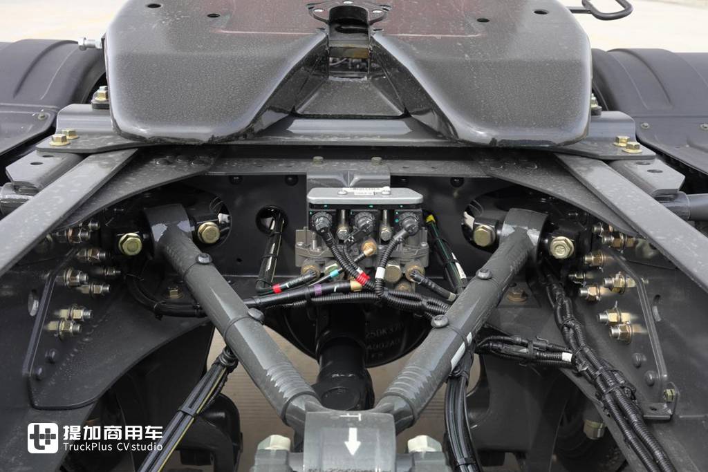 15L High-Horsepower Gas Engine and Human-Centered Cab Design: A Close Look at the Chenglong H7 High-Horsepower LNG Tractor