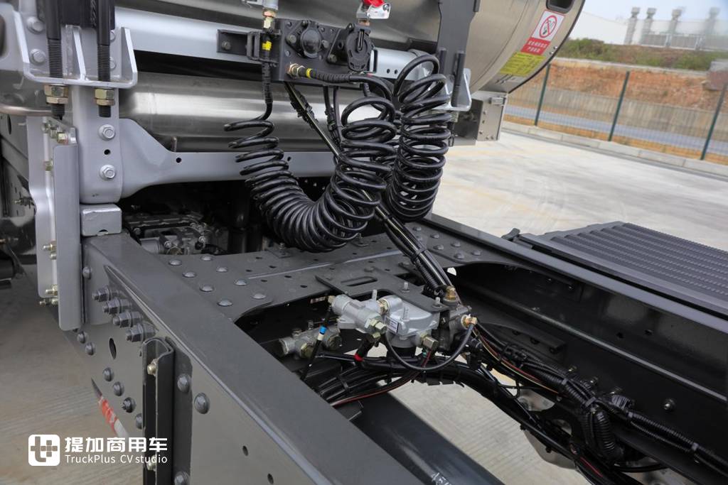 15L High-Horsepower Gas Engine and Human-Centered Cab Design: A Close Look at the Chenglong H7 High-Horsepower LNG Tractor