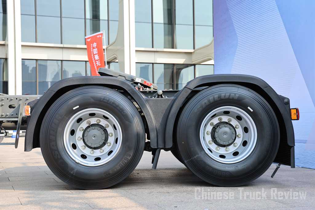On the 20th anniversary of the birth of Howo, CNHTC has created a high-end model for Howo. Real photos will show you how the Howo TS7-H is