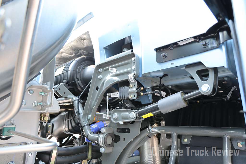 On the 20th anniversary of the birth of Howo, CNHTC has created a high-end model for Howo. Real photos will show you how the Howo TS7-H is