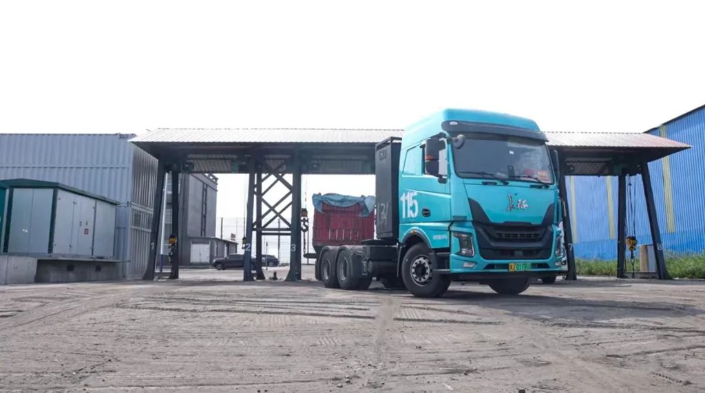 New Changzheng Dual-Motor Heavy-Duty Truck Launched