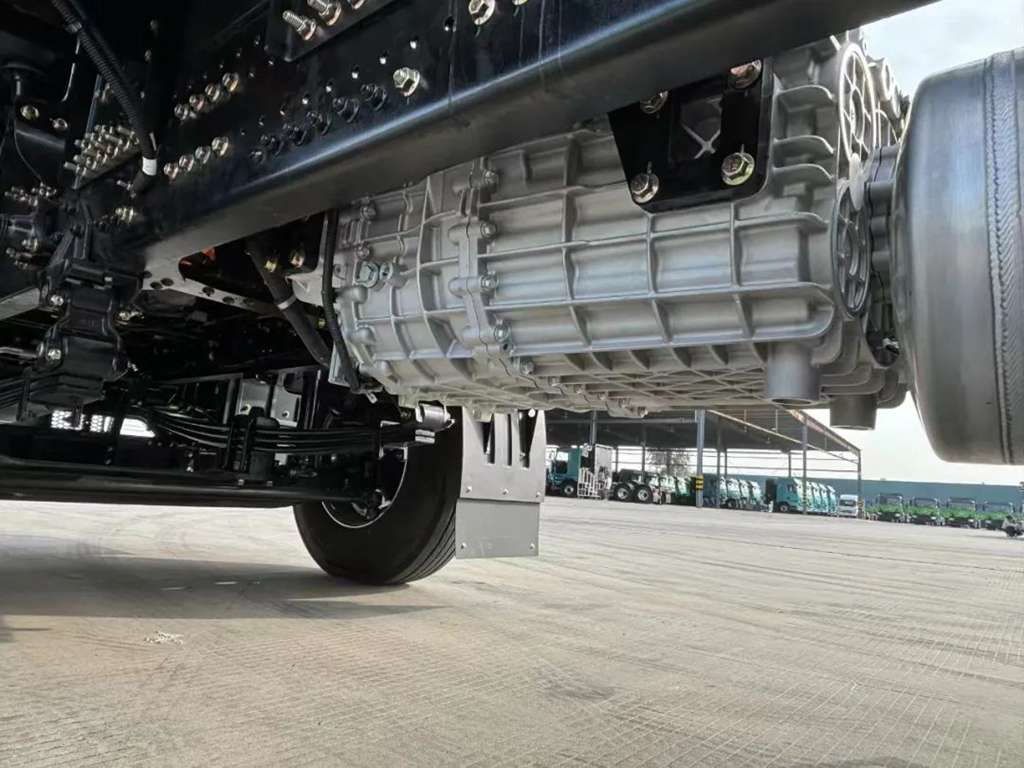 New Changzheng Dual-Motor Heavy-Duty Truck Launched