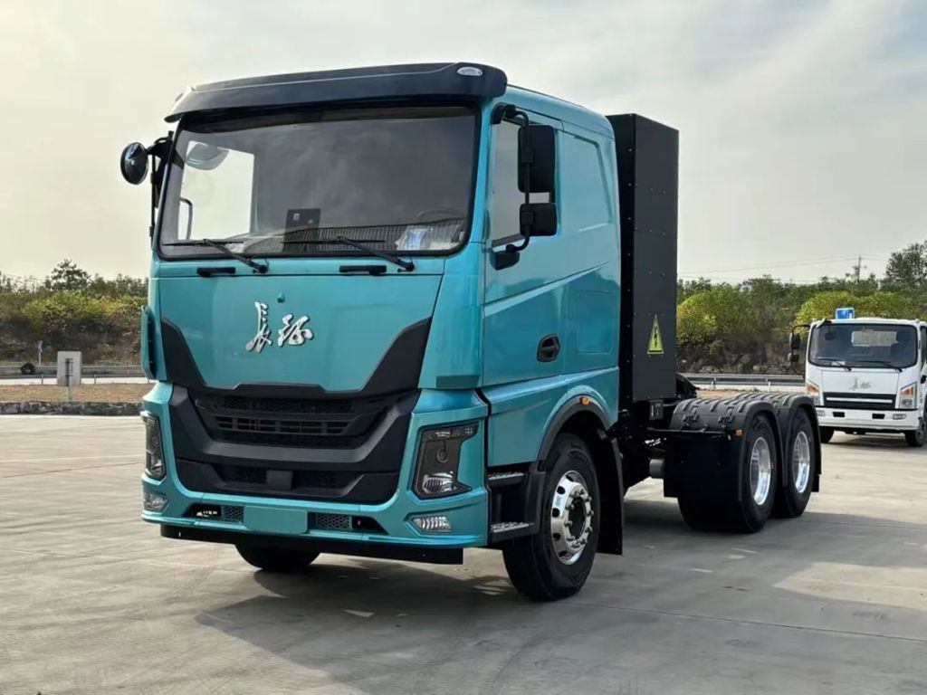 New Changzheng Dual-Motor Heavy-Duty Truck Launched