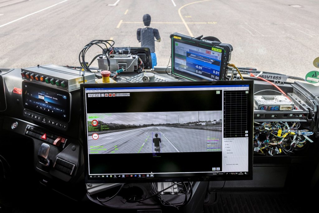2024 IAA: Focus on Decarbonization, Digitization, and Intelligence, Mercedes-Benz Unveils Several Diesel and Electric Cutting-Edge Exhibits