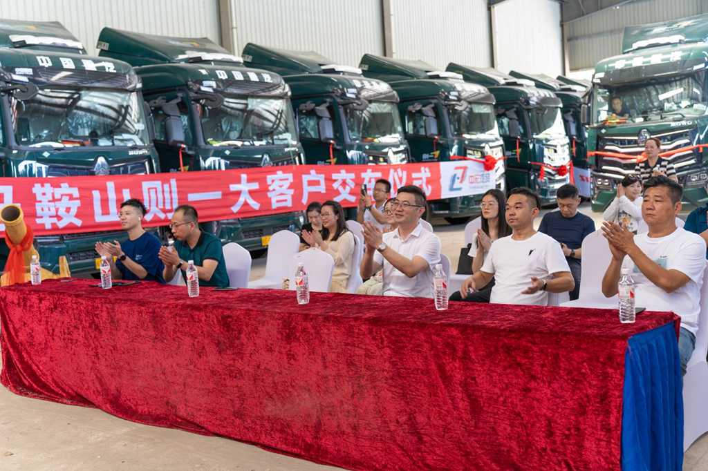 China National Heavy Duty Truck Group (CNHTC) Howo Heavy Truck August Delivery Celebration: Witness the Glory of the Moment!