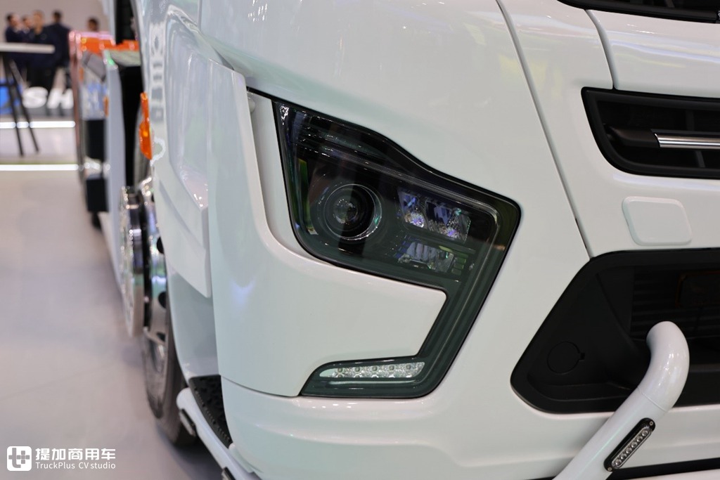 The Most Powerful Truck at the Show! Shaanxi Automobile Delong X6000 840 Horsepower Tractor Makes an Appearance at the Hannover IAA International Motor Show, with Top-Tier Specifications