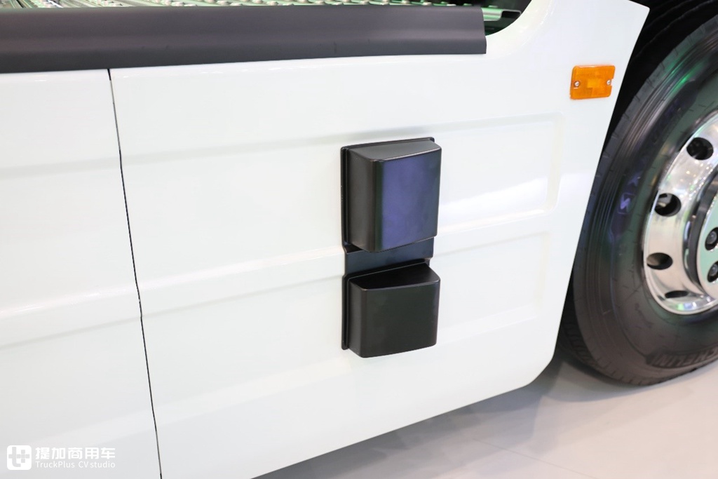 The Most Powerful Truck at the Show! Shaanxi Automobile Delong X6000 840 Horsepower Tractor Makes an Appearance at the Hannover IAA International Motor Show, with Top-Tier Specifications
