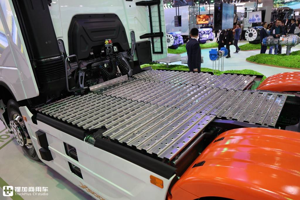 The Most Powerful Truck at the Show! Shaanxi Automobile Delong X6000 840 Horsepower Tractor Makes an Appearance at the Hannover IAA International Motor Show, with Top-Tier Specifications