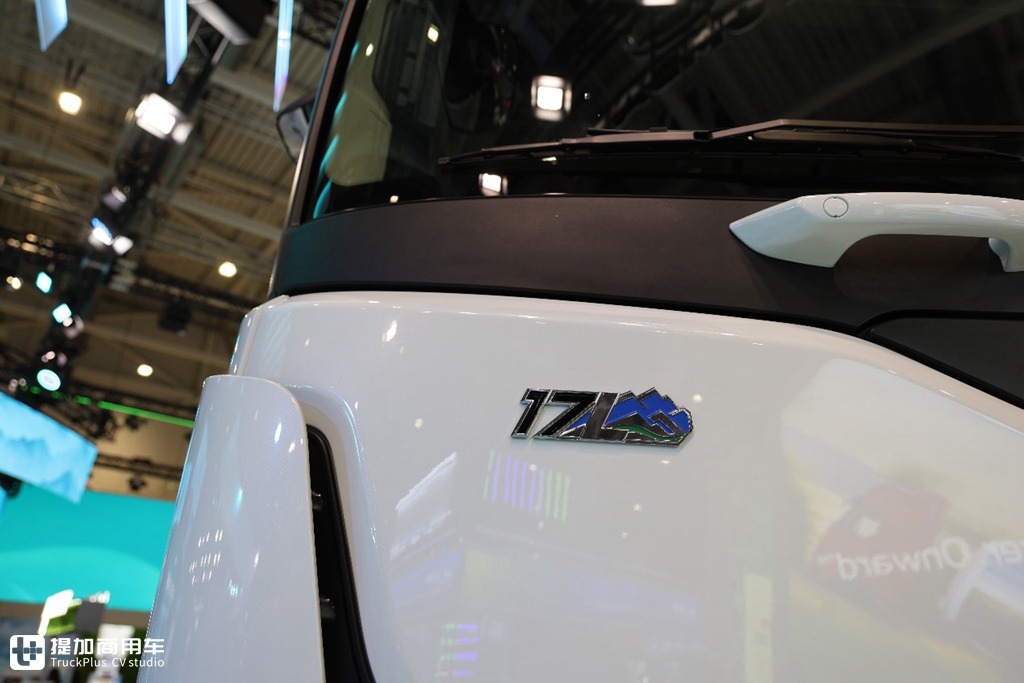 The Most Powerful Truck at the Show! Shaanxi Automobile Delong X6000 840 Horsepower Tractor Makes an Appearance at the Hannover IAA International Motor Show, with Top-Tier Specifications