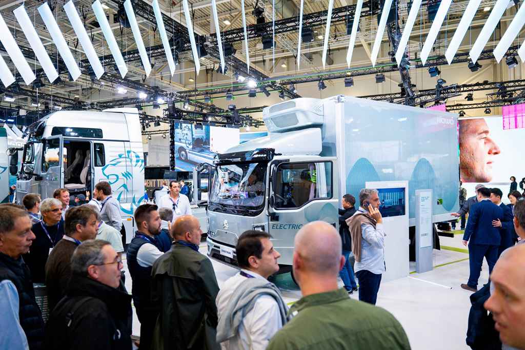 China National Heavy Duty Truck Shandeka Hydrogen Fuel Cell Tractor, a Chinese Innovation, Sparks Wide Attention