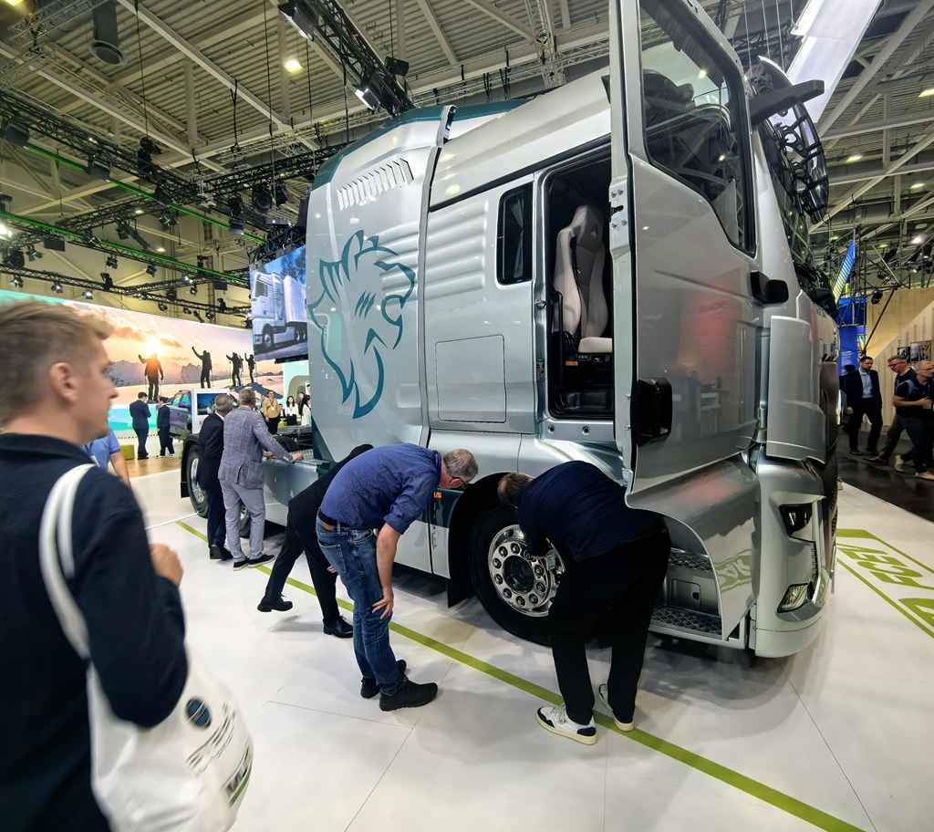 China National Heavy Duty Truck Shandeka Hydrogen Fuel Cell Tractor, a Chinese Innovation, Sparks Wide Attention