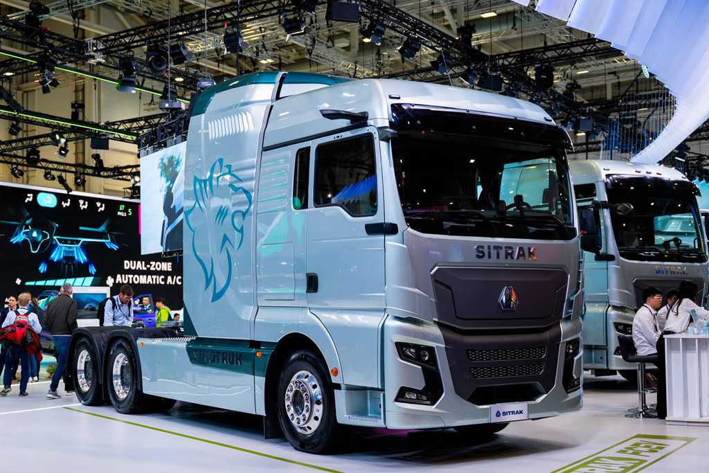 China National Heavy Duty Truck Shandeka Hydrogen Fuel Cell Tractor, a Chinese Innovation, Sparks Wide Attention