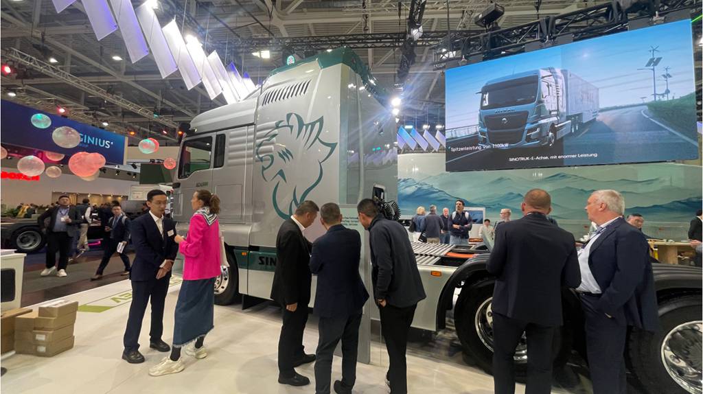 China National Heavy Duty Truck Shandeka Hydrogen Fuel Cell Tractor, a Chinese Innovation, Sparks Wide Attention