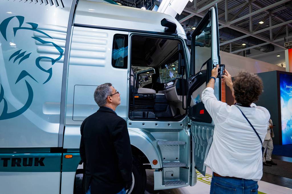 China National Heavy Duty Truck Shandeka Hydrogen Fuel Cell Tractor, a Chinese Innovation, Sparks Wide Attention