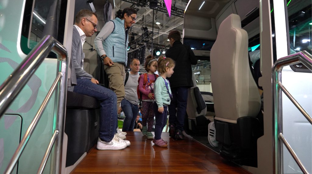 Families Gather to Visit the Exhibition, Witnessing the Oriental Artistic Beauty Brought by Sinotruk