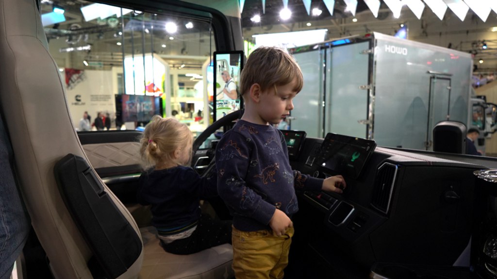 Families Gather to Visit the Exhibition, Witnessing the Oriental Artistic Beauty Brought by Sinotruk