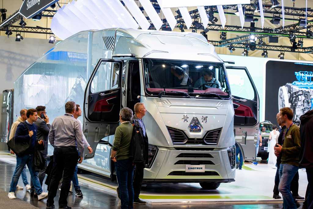Families Gather to Visit the Exhibition, Witnessing the Oriental Artistic Beauty Brought by Sinotruk