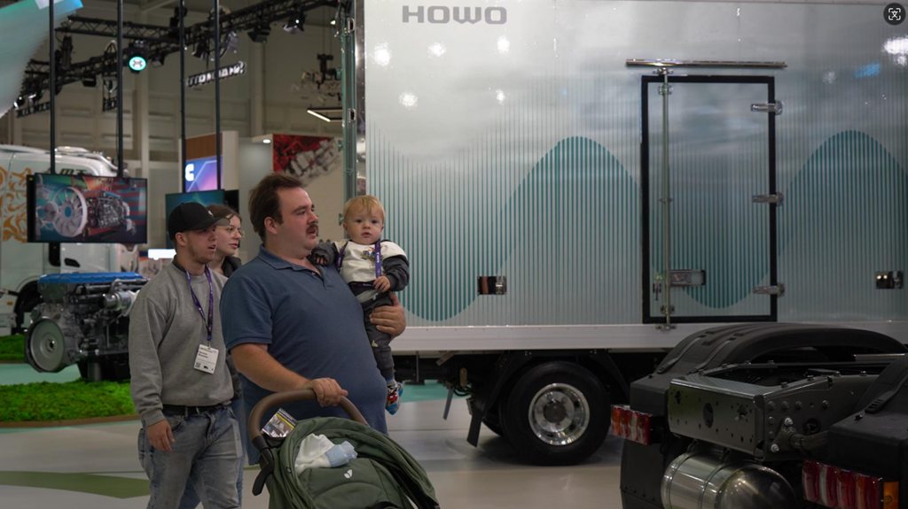 Families Gather to Visit the Exhibition, Witnessing the Oriental Artistic Beauty Brought by Sinotruk