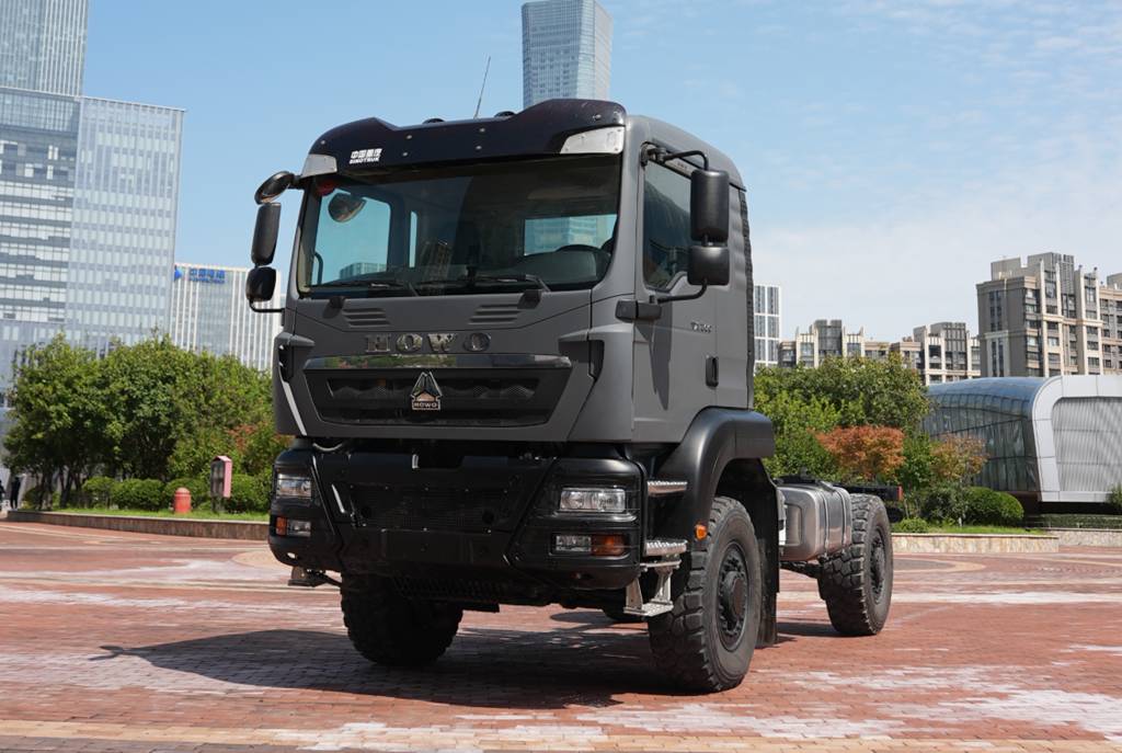China National Heavy Duty Truck HOWO Medium 4×4 Independent Suspension Off-road Vehicle: The Wild King, Roaring Through the Wilderness!