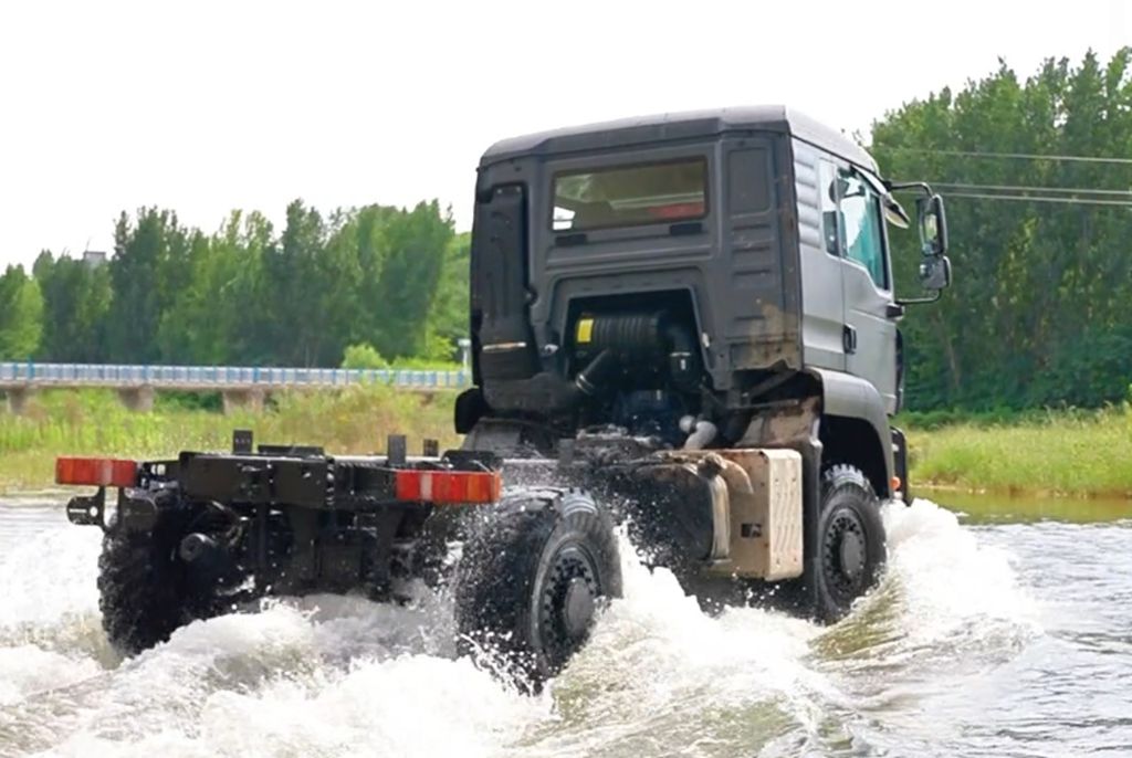 China National Heavy Duty Truck HOWO Medium 4×4 Independent Suspension Off-road Vehicle: The Wild King, Roaring Through the Wilderness!