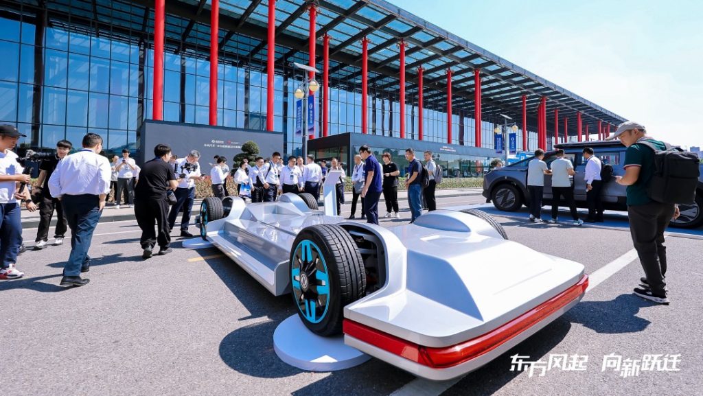A Futuristic Tech Showcase: Unveiling Dongfeng Motor Corporation's Innovative Technologies