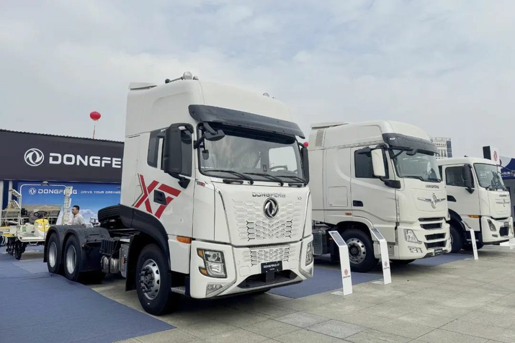 Dongfeng Xinjiang's New X7 Tractor Debuts at the ASEAN Expo!