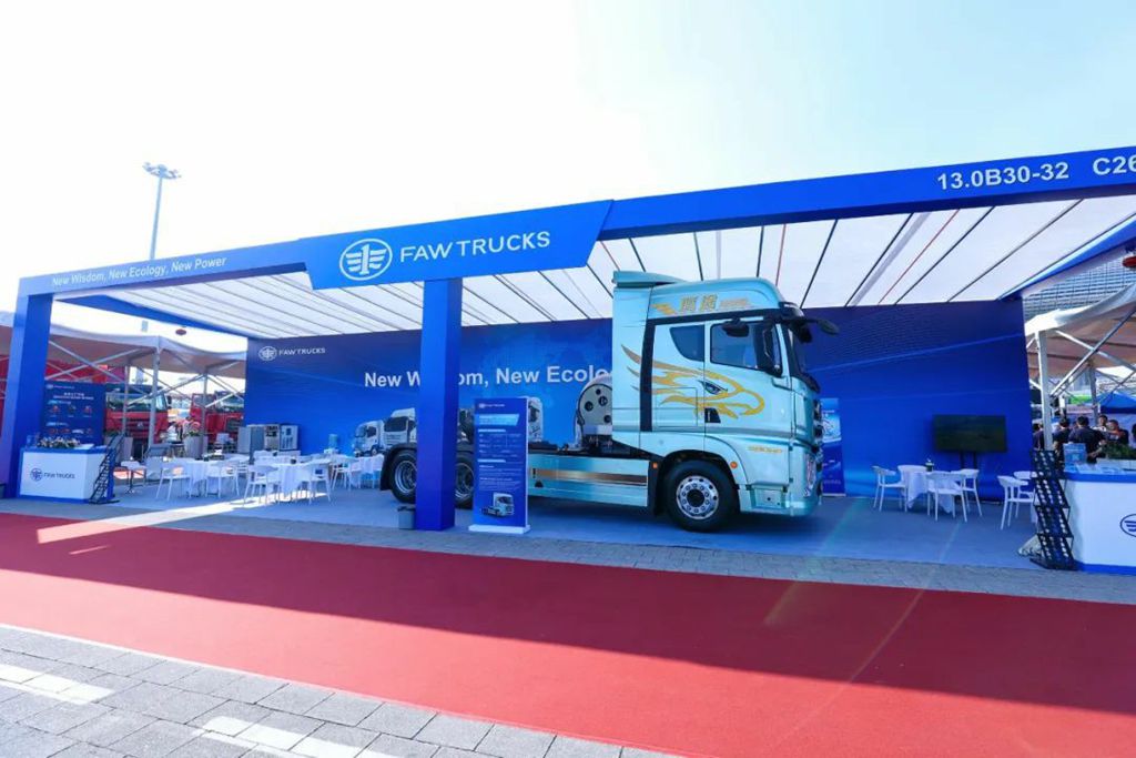 FAW Jiefang Shines at the 136th Canton Fair, Showcasing High-End Commercial Vehicle Strength
