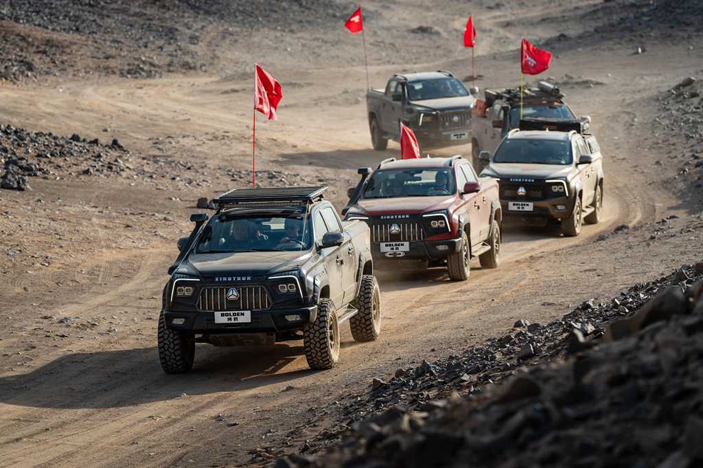 Braving the Unmanned Zone! China National Heavy Duty Truck's Bolden Pickup Crosses the Great Desert