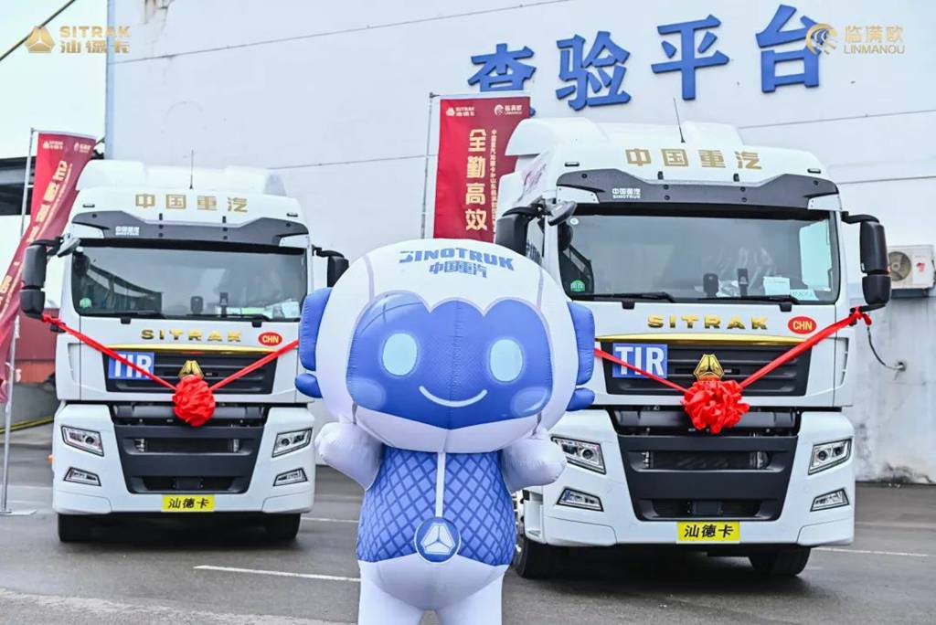 A New Frontier in Cross-Border Transport | SINOTRUK SITRAK TIR Cross-Border Custom Edition Tractor Successfully Delivered to Linmanou International Logistics
