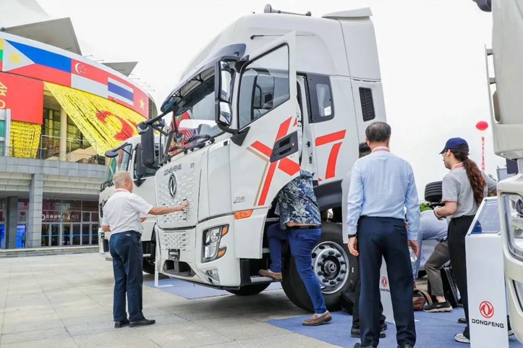 Dongfeng Xinjiang's New X7 Tractor Debuts at the ASEAN Expo!