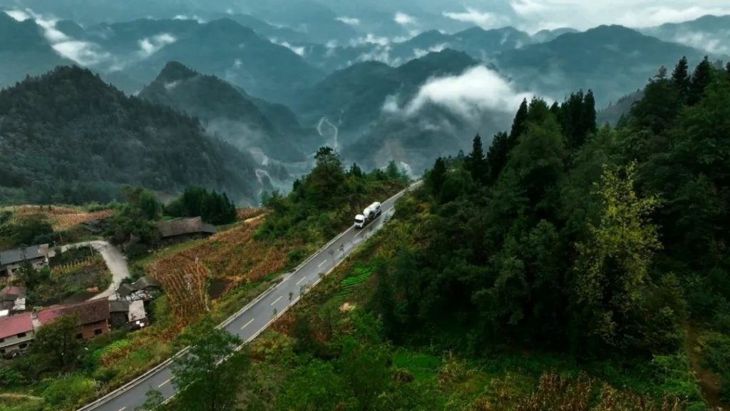 Crossing the Chasm, Smooth Journey: Yutong Heavy Truck Conquers the "Devil's Mountain Road" to Showcase Superior Performance!