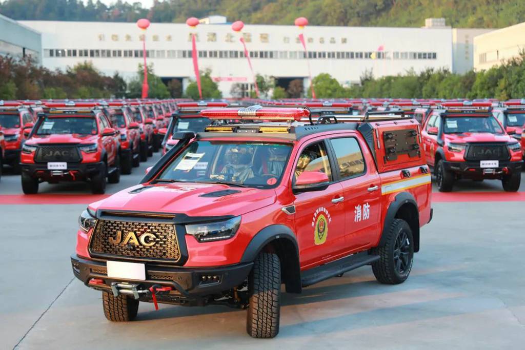 JAC Pickup: The Vanguard of Rescue! 168 JAC T8PRO Night Hawk Fire Rescue Pickup Trucks Begin Delivery