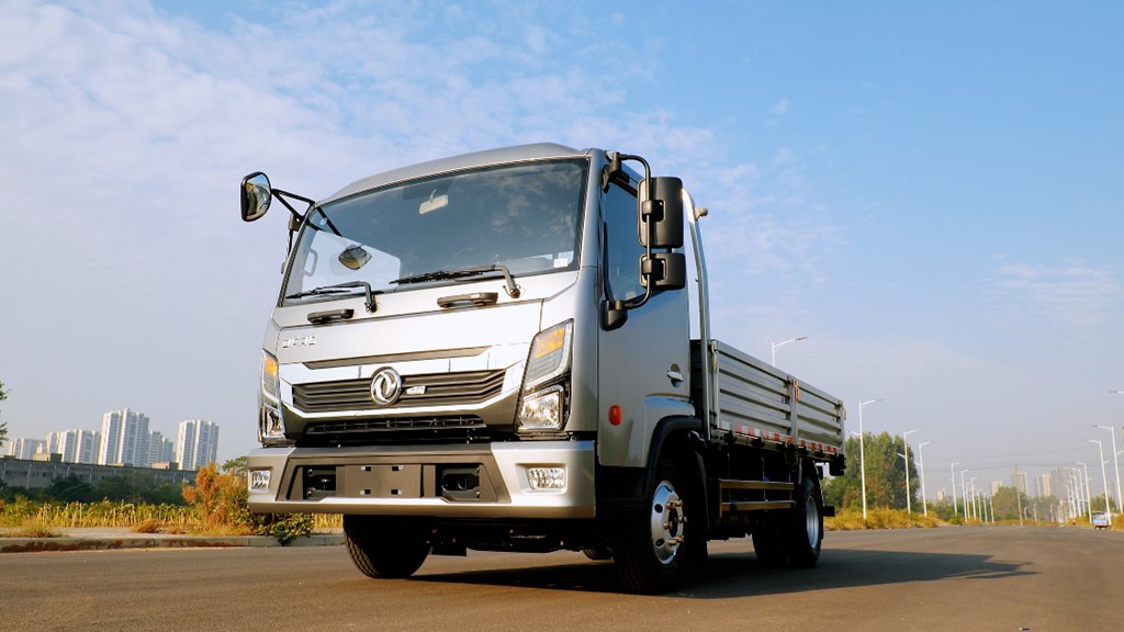 Golden Autumn Brings Prosperity, Joy Overflows—The Launch of Dongfeng Duolika Feilong, Filled with Sincerity