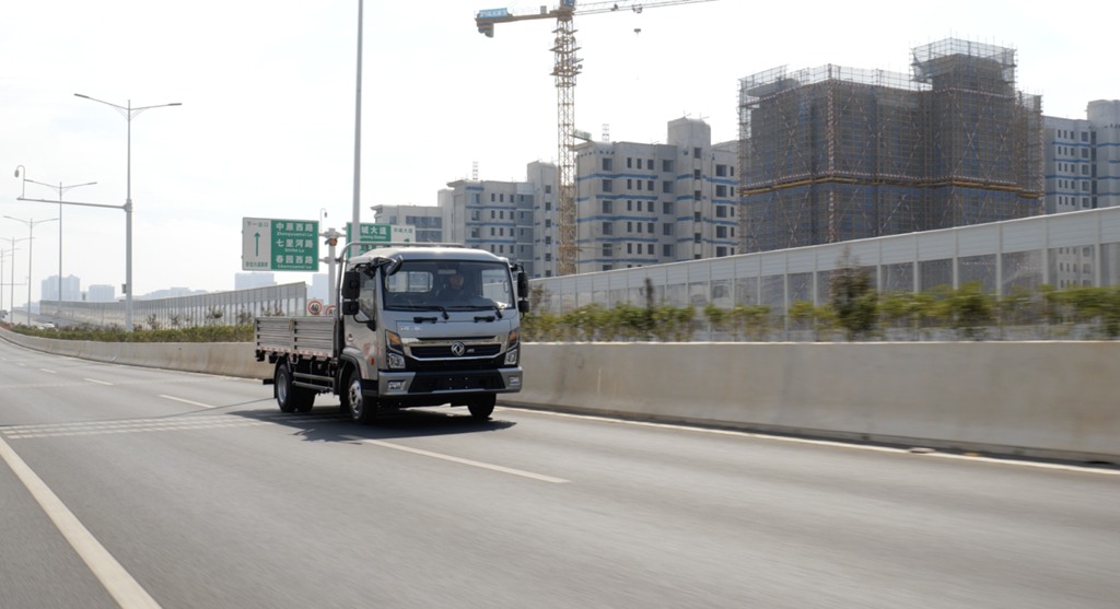 Golden Autumn Brings Prosperity, Joy Overflows—The Launch of Dongfeng Duolika Feilong, Filled with Sincerity