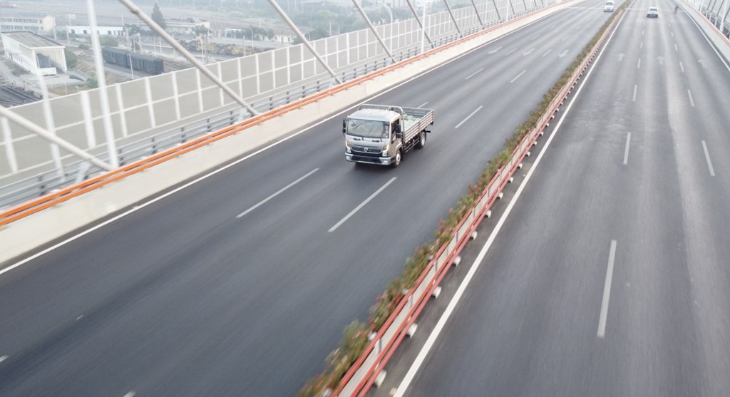 Golden Autumn Brings Prosperity, Joy Overflows—The Launch of Dongfeng Duolika Feilong, Filled with Sincerity