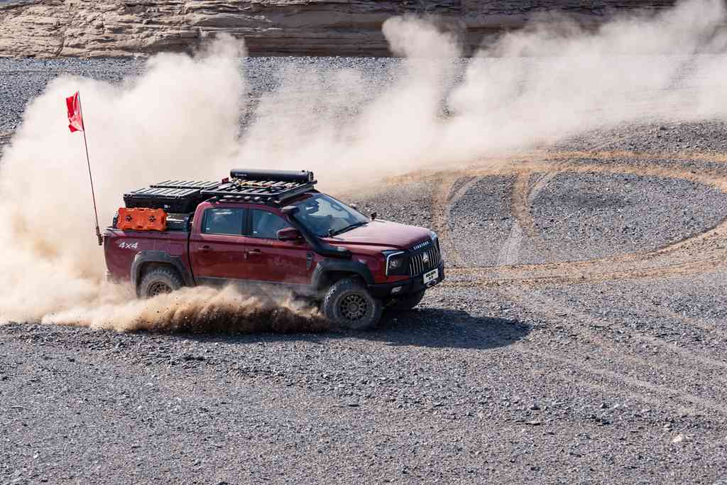 Braving the Unmanned Zone! China National Heavy Duty Truck's Bolden Pickup Crosses the Great Desert