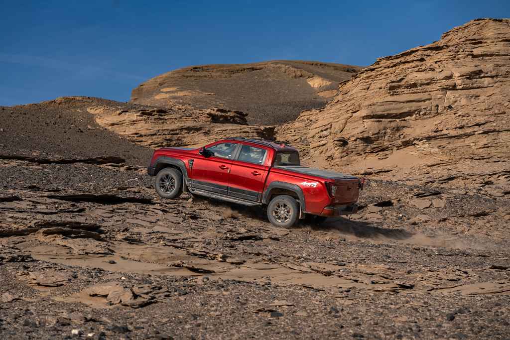 Braving the Unmanned Zone! China National Heavy Duty Truck's Bolden Pickup Crosses the Great Desert