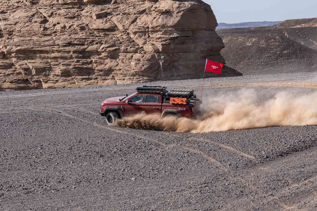 Braving the Unmanned Zone! China National Heavy Duty Truck's Bolden Pickup Crosses the Great Desert